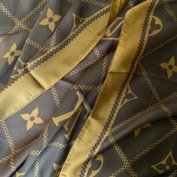Louis Vuitton silk scarf - Picture 4 of 7